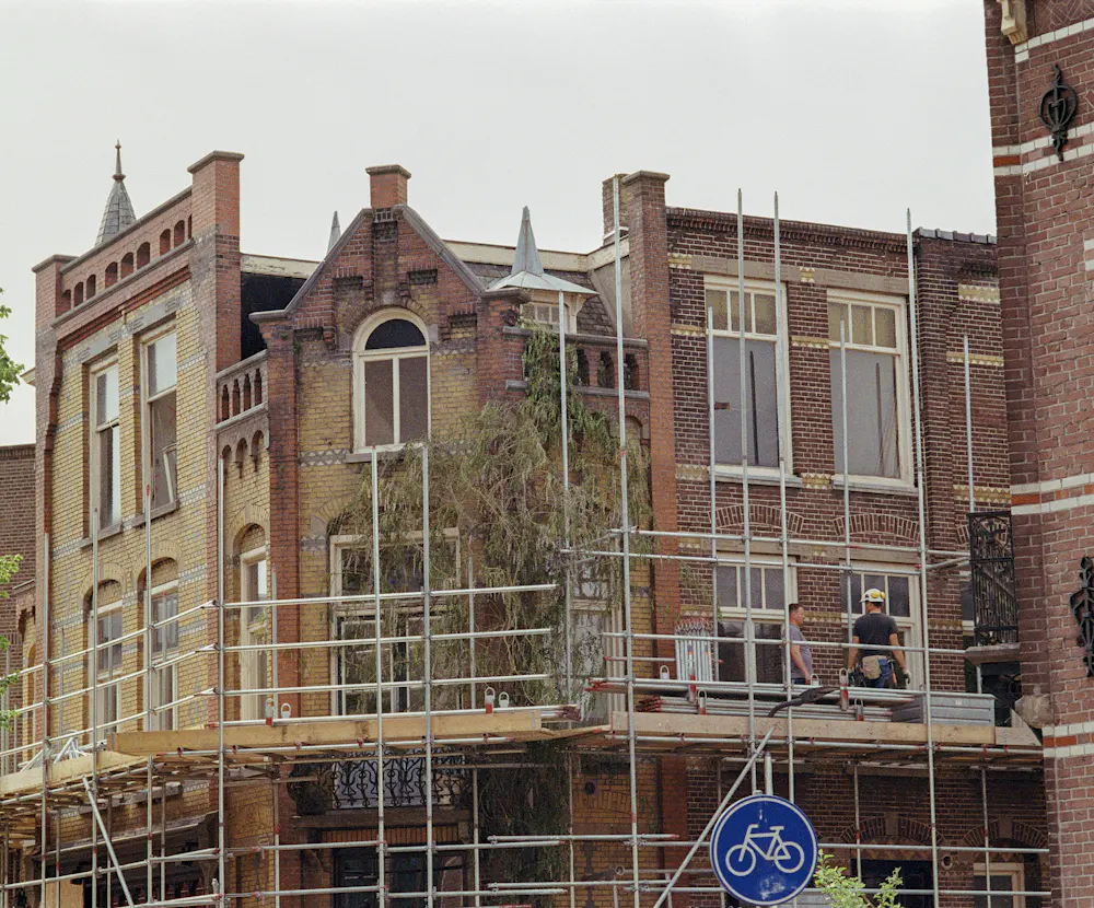 Bâtiment ancien en rénovation, échafaudage en façade.
