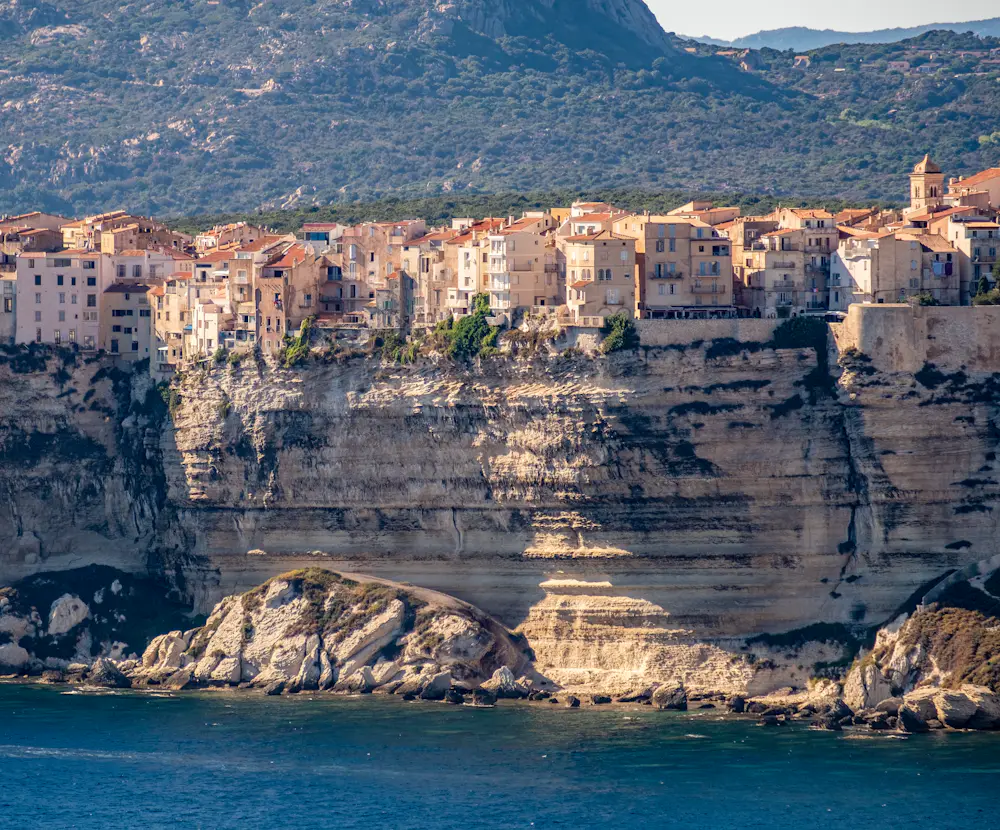 Maisons perchées sur les falaises de Bonifacio.