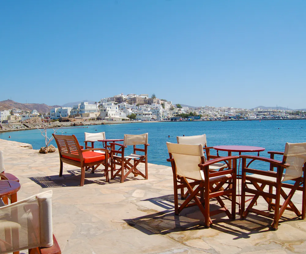 Terrasses de restaurant au bord d'un port méditerranéen.
